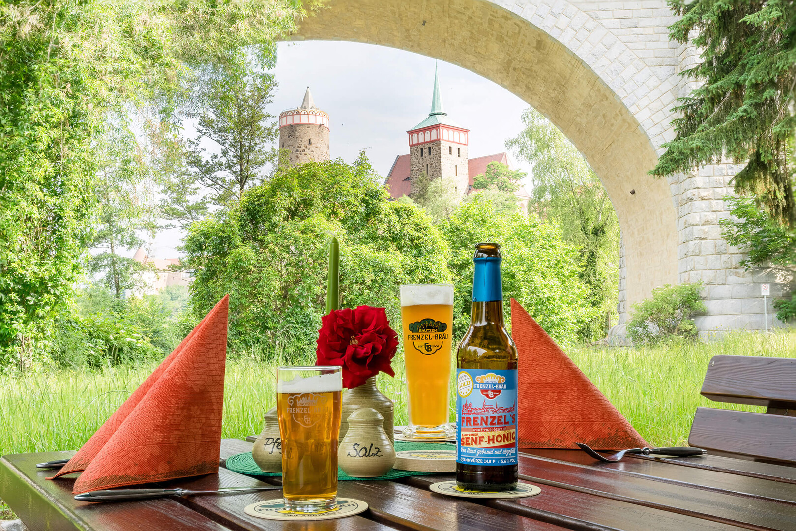 Biergarten am Spree-Ufer mit Altstadtblick