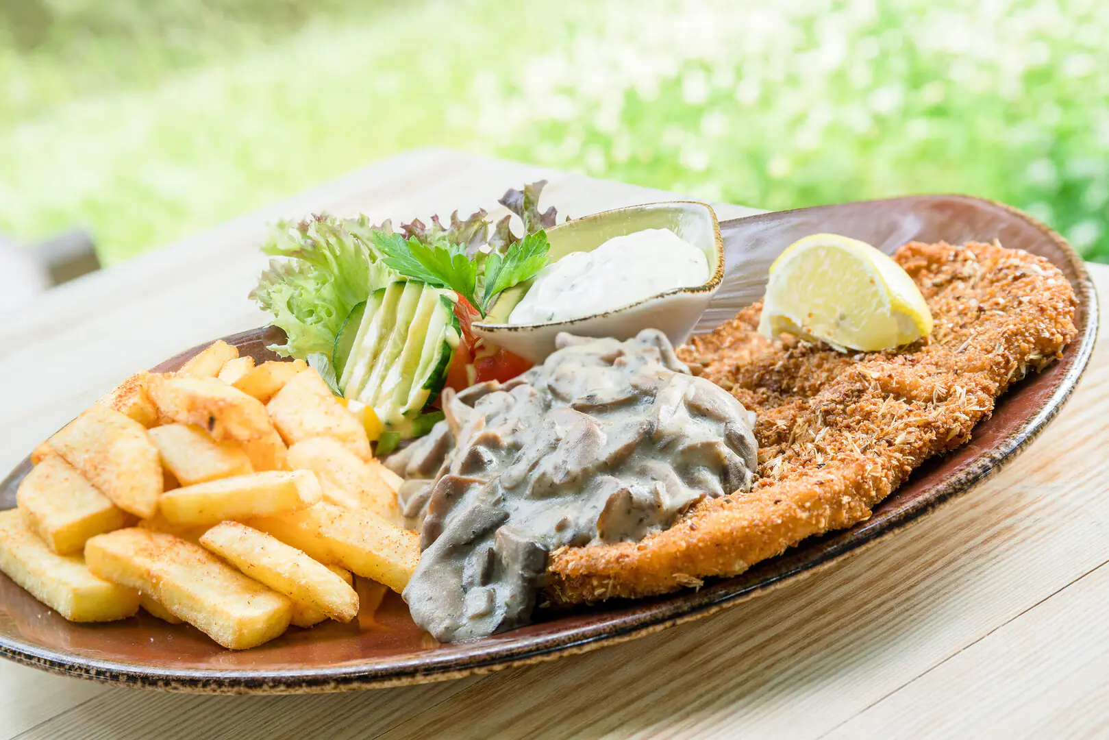 Schnitzel mit Pommes und Champignons